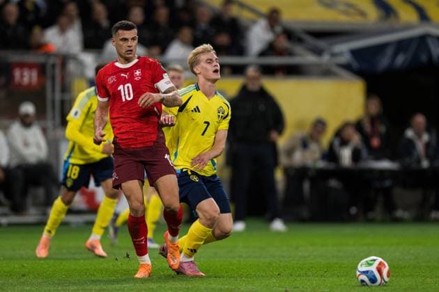 251010 Granit Xhaka of Switzerland and Lucas Bergvall of Sweden during the FIFA World Cup, WM, Weltmeisterschaft, Fussball Qualifier football match between Sweden and Switzerland on October 10, 2025 in Stockholm. Photo: Simon Hastegard BILDBYRAN kod SH JM0740 bbeng fotboll football soccer fotball vm-kval kval fifa world cup qualifier qualifier qualification sverige sweden sverige a schweiz switzerland Copyright: SIMONxHASTEGARD BB251010SH115