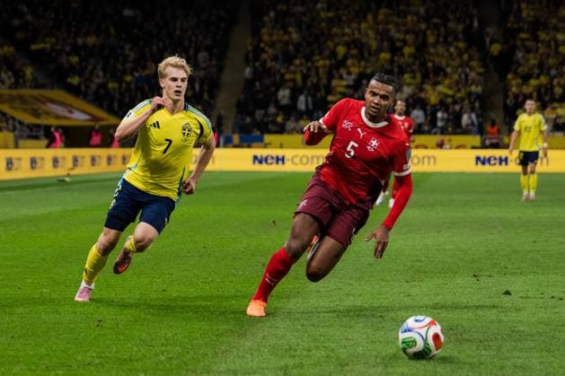 251010 Lucas Bergvall of Sweden and Manuel Akanji of Switzerland during the FIFA World Cup, WM, Weltmeisterschaft, Fussball Qualifier football match between Sweden and Switzerland on October 10, 2025 in Stockholm. Photo: Simon Hastegard BILDBYRAN kod SH JM0740 bbeng fotboll football soccer fotball vm-kval kval fifa world cup qualifier qualifier qualification sverige sweden sverige a schweiz switzerland Copyright: SIMONxHASTEGARD BB251010SH121