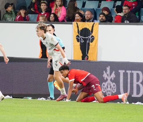 10.10.2025 Luzern Schweiz Swissporarena Fussball Herren European Under-21 Championship Schweiz-Island. Bild : Ethan Meichtry (SUI) am Boden. Hinten einer Urner Kantonsfahne.Aktion Einzelbild