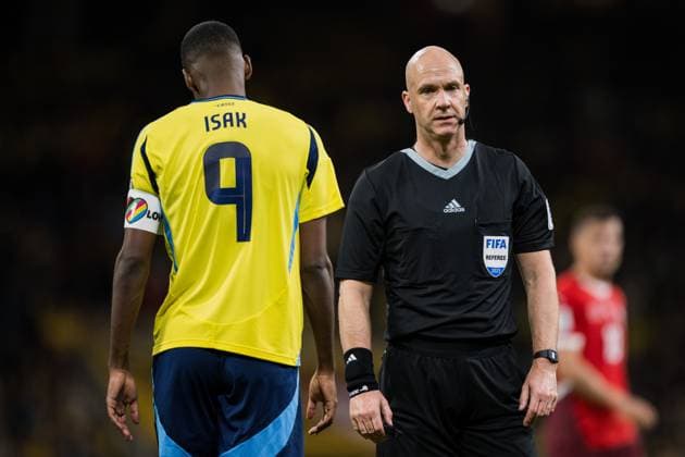 251010 Alexander Isak of Sweden and Referee Anthony Taylor during the FIFA World Cup, WM, Weltmeisterschaft, Fussball Qualifier football match between Sweden and Switzerland on October 10, 2025 in Stockholm. Photo: Jesper Zerman BILDBYRAN kod JZ JM0740 bbeng fotboll football soccer fotball vm-kval kval fifa world cup qualifier qualifier qualification sverige sweden sverige a schweiz switzerland Copyright: JESPERxZERMAN BB251010JZ127