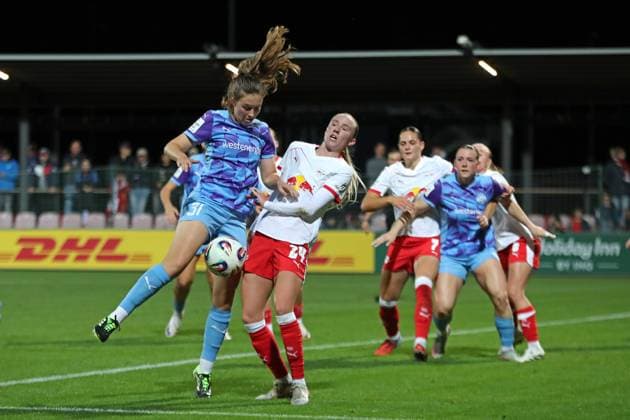 Google Pixel Frauen-Bundesliga, RB Leipzig - SGS Essen; 10.10.2025 Jana Feldkamp (31, SGS Essen) gegen Nikoline Dudek (24, RB Leipzig). Fußball, Google Pixel Frauen-Bundesliga, Saison 2025 2026, 6. Spieltag: RB Leipzig vs. SGS Essen am 10.10.2025, Trainingszentrum Cottaweg, Leipzig. DFB REGULATIONS PROHIBIT ANY USE OF PHOTOGRAPHS AS IMAGE SEQUENCES AND OR QUASI-VIDEO. Copyright: xBEAUTIFULxSPORTS JanxKaeferx