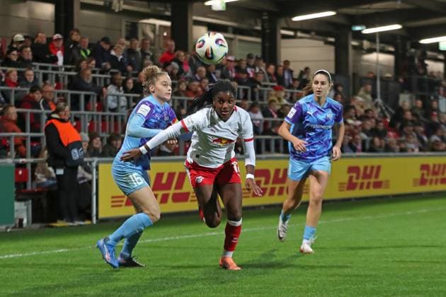 Google Pixel Frauen-Bundesliga, RB Leipzig - SGS Essen; 10.10.2025 Delice Boboy (17, RB Leipzig) gegen Jacqueline Meißner (16, SGS Essen). Fußball, Google Pixel Frauen-Bundesliga, Saison 2025 2026, 6. Spieltag: RB Leipzig vs. SGS Essen am 10.10.2025, Trainingszentrum Cottaweg, Leipzig. DFB REGULATIONS PROHIBIT ANY USE OF PHOTOGRAPHS AS IMAGE SEQUENCES AND OR QUASI-VIDEO. Copyright: xBEAUTIFULxSPORTS JanxKaeferx