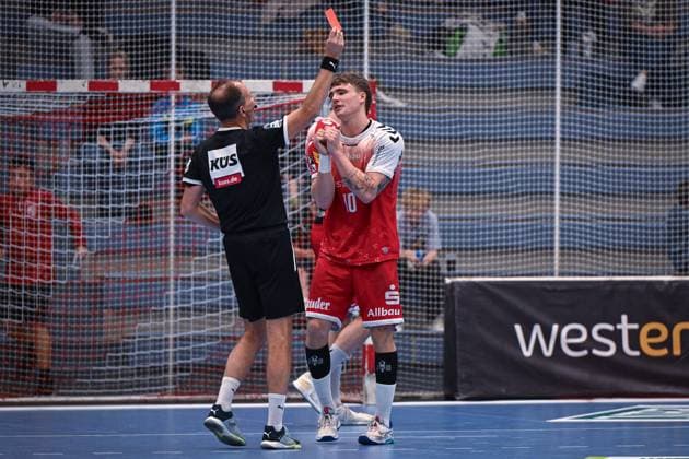 Deutschland, Handball, 2. Bundesliga, 7. Spieltag, 2025 2026, TuSEM Essen vs TV Großwallstadt, 10.10.2025, Sporthalle Am Hallo, Essen, Deutschland, Finn Wolfram (TuSEM Essen, 10) sieht die rote Karte von Schiedsrichter Thomas Hörath Copyright: xMarkusxVerwimpx