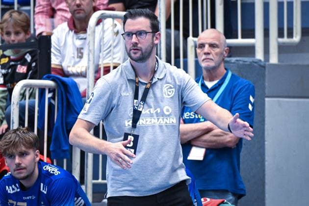 Deutschland, Handball, 2. Bundesliga, 7. Spieltag, 2025 2026, TuSEM Essen vs TV Großwallstadt, 10.10.2025, Sporthalle Am Hallo, Essen, Deutschland, Andrà Lohrbach (TV Großwallstadt, Trainer) am Spielfeldrand Copyright: xMarkusxVerwimpx