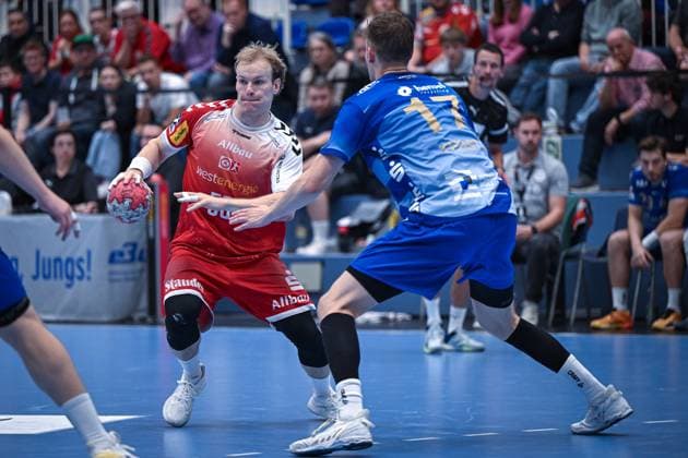 Deutschland, Handball, 2. Bundesliga, 7. Spieltag, 2025 2026, TuSEM Essen vs TV Großwallstadt, 10.10.2025, Sporthalle Am Hallo, Essen, Deutschland, Oskar Kostuj (TuSEM Essen, 55) im Zweikampf mit Sebastian Trost (TV Großwallstadt, 17) Copyright: xMarkusxVerwimpx