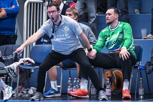 Deutschland, Handball, 2. Bundesliga, 7. Spieltag, 2025 2026, TuSEM Essen vs TV Großwallstadt, 10.10.2025, Sporthalle Am Hallo, Essen, Deutschland, Andrà Lohrbach (TV Großwallstadt, Trainer) in Aktion am Spielfeldrand Copyright: xMarkusxVerwimpx