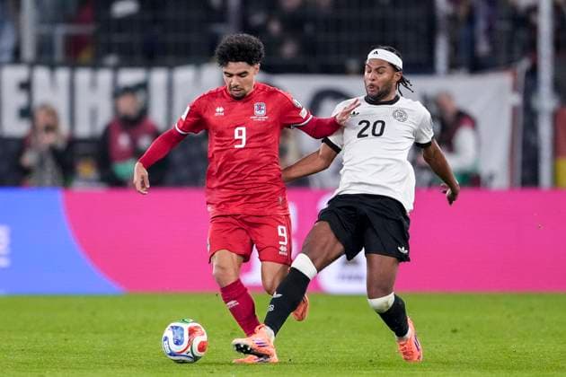 v.li.: Aiman Dardari (Luxemburg, 9), Serge Gnabry (Deutschland, 20), Zweikampf, Spielszene, Duell, duel, tackle, tackling, Dynamik, Action, Aktion, 10.10.2025, Sinsheim (Deutschland), Fussball, WM-Qualifikation, Deutschland - Luxemburg, THE EVENT REGULATIONS PROHIBIT ANY USE OF PHOTOGRAPHS AS IMAGE SEQUENCES AND OR QUASI-VIDEOS.