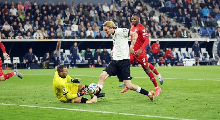 10.10.25 Deutschland - Luxemburg Deutschland, Sinsheim, 10.10.2025, Fussball, WM-Qualifikation, Deutschland - Luxemburg: v.l. Anthony Moris (Luxemburg), Nick Woltemade (Deutschland).