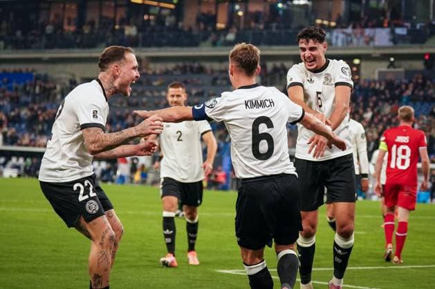Fussball: FIFA WM Qualifikation Europa 2025 26, 7. Spieltag - Deutschland vs Luxemburg - PreZero-Arena (Sinsheim): Tor und Torjubel zum 4:0 durch Joshua Kimmich (Deutschland, 6) Freude, Emotionen, Jubel mit David Raum (Deutschland, 22) und Aleksandar Pavlovic (Deutschland, 5) Flieger- Hubschrauber-Geste Sinsheim Baden-Württemberg Deutschland Copyright: xJOERANxSTEINSIEKx