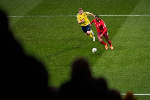 251010 Viktor Gyökeres of Sweden and Manuel Akanji of Switzerland during the FIFA World Cup, WM, Weltmeisterschaft, Fussball Qualifier football match between Sweden and Switzerland on October 10, 2025 in Stockholm. Photo: Johanna Säll BILDBYRAN kod JL JM0740 bbeng fotboll football soccer fotball vm-kval kval fifa world cup qualifier qualifier qualification sverige sweden sverige a schweiz switzerland Copyright: JOHANNAxSÄLL BB251010ZC019