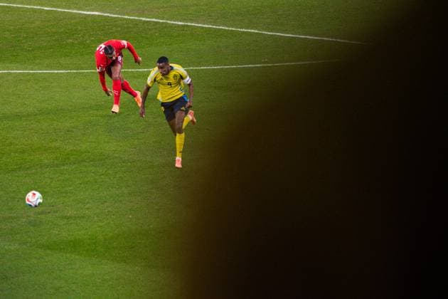 251010 Manuel Akanji of Switzerland and Alexander Isak of Sweden during the FIFA World Cup, WM, Weltmeisterschaft, Fussball Qualifier football match between Sweden and Switzerland on October 10, 2025 in Stockholm. Photo: Johanna Säll BILDBYRAN kod JL JM0740 bbeng fotboll football soccer fotball vm-kval kval fifa world cup qualifier qualifier qualification sverige sweden sverige a schweiz switzerland Copyright: JOHANNAxSÄLL BB251010ZP022