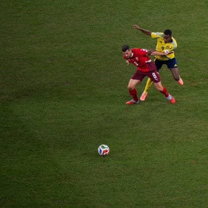 251010 Remo Freuler of Switzerland and Alexander Isak of Sweden during the FIFA World Cup, WM, Weltmeisterschaft, Fussball Qualifier football match between Sweden and Switzerland on October 10, 2025 in Stockholm. Photo: Johanna Säll BILDBYRAN kod JL JM0740 bbeng fotboll football soccer fotball vm-kval kval fifa world cup qualifier qualifier qualification sverige sweden sverige a schweiz switzerland Copyright: JOHANNAxSÄLL BB251010ZD020