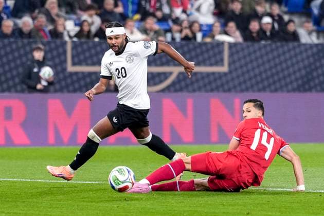 v.li.: Serge Gnabry (Deutschland, 20), Eric Veiga (Luxemburg, 14), Zweikampf, Spielszene, Duell, duel, tackle, tackling, Dynamik, Action, Aktion, 10.10.2025, Sinsheim (Deutschland), Fussball, WM-Qualifikation, Deutschland - Luxemburg, THE EVENT REGULATIONS PROHIBIT ANY USE OF PHOTOGRAPHS AS IMAGE SEQUENCES AND OR QUASI-VIDEOS.