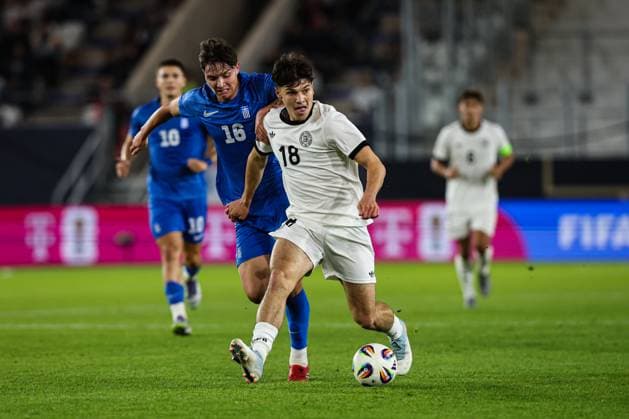 Mert Kömür (Deutschland,18) gegen Georgios Katris (Griechenland,16) - EM-Qualifikation U 21 Gruppe F Länderspiel Deutschland vs. Griechenland in der ad hoc Arena im Ernst-Abbe-Sportfeld in Jena - Aktion,Fußball,Mann,Männer,Deutschland,10.10.2025