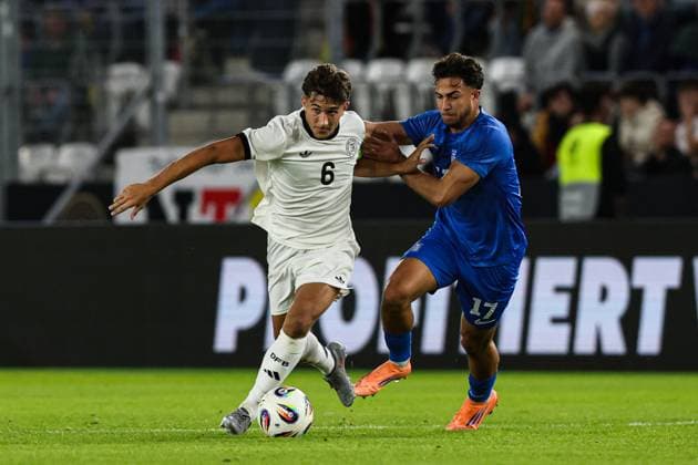 Tom Bischof (Deutschland,6) gegen Charalampos Kostoulas (Griechenland,17) - EM-Qualifikation U 21 Gruppe F Länderspiel Deutschland vs. Griechenland in der ad hoc Arena im Ernst-Abbe-Sportfeld in Jena - Aktion,Fußball,Mann,Männer,Deutschland,10.10.2025