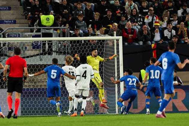 Torschütze Konstantinos Kostoulas (Griechenland,22) trifft zum 0-1 gegen Torwart Dennis Seimen (Deutschland,1) - EM-Qualifikation U 21 Gruppe F Länderspiel Deutschland vs. Griechenland in der ad hoc Arena im Ernst-Abbe-Sportfeld in Jena - Aktion,Fußball,Mann,Männer,Deutschland,10.10.2025