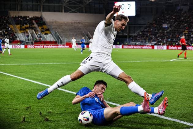 Nelson Weiper (Deutschland,11) gegen Sotiris Kontouris (Griechenland,6) - EM-Qualifikation U 21 Gruppe F Länderspiel Deutschland vs. Griechenland in der ad hoc Arena im Ernst-Abbe-Sportfeld in Jena - Aktion,Fußball,Mann,Männer,Deutschland,10.10.2025