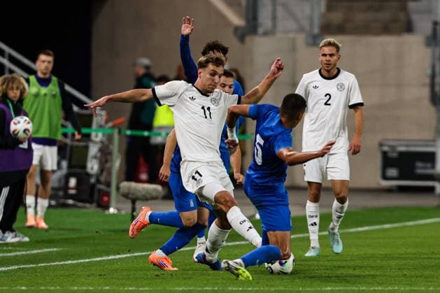 Nelson Weiper (Deutschland,11) gegen Christos Alexiou (Griechenland,5) - EM-Qualifikation U 21 Gruppe F Länderspiel Deutschland vs. Griechenland in der ad hoc Arena im Ernst-Abbe-Sportfeld in Jena - Aktion,Fußball,Mann,Männer,Deutschland,10.10.2025