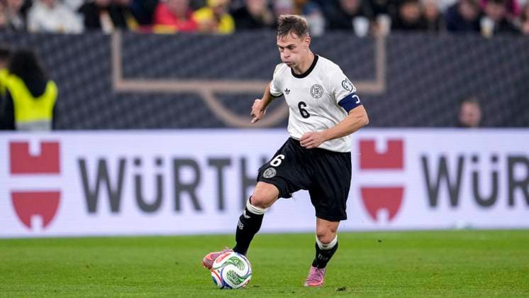 Joshua Kimmich (Deutschland, 6, Kapitän), am Ball, Freisteller, Ganzkörper, Einzelbild, Einzelfoto, Aktion, Action, 10.10.2025, Sinsheim (Deutschland), Fussball, WM-Qualifikation, Deutschland - Luxemburg, THE EVENT REGULATIONS PROHIBIT ANY USE OF PHOTOGRAPHS AS IMAGE SEQUENCES AND OR QUASI-VIDEOS.