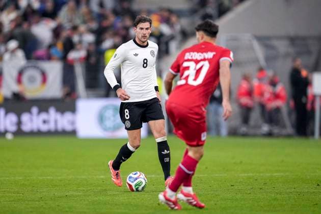 v.li.: Leon Goretzka (Deutschland, 8), Eldin Dzogovic (Luxemburg, 20), Aktion, Action, Spielszene, 10.10.2025, Sinsheim (Deutschland), Fussball, WM-Qualifikation, Deutschland - Luxemburg, THE EVENT REGULATIONS PROHIBIT ANY USE OF PHOTOGRAPHS AS IMAGE SEQUENCES AND OR QUASI-VIDEOS.