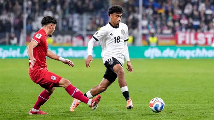 v.li.: Eldin Dzogovic (Luxemburg, 20), Nathaniel Brown (Deutschland, 18), Zweikampf, Spielszene, Duell, duel, tackle, tackling, Dynamik, Action, Aktion, 10.10.2025, Sinsheim (Deutschland), Fussball, WM-Qualifikation, Deutschland - Luxemburg, THE EVENT REGULATIONS PROHIBIT ANY USE OF PHOTOGRAPHS AS IMAGE SEQUENCES AND OR QUASI-VIDEOS.