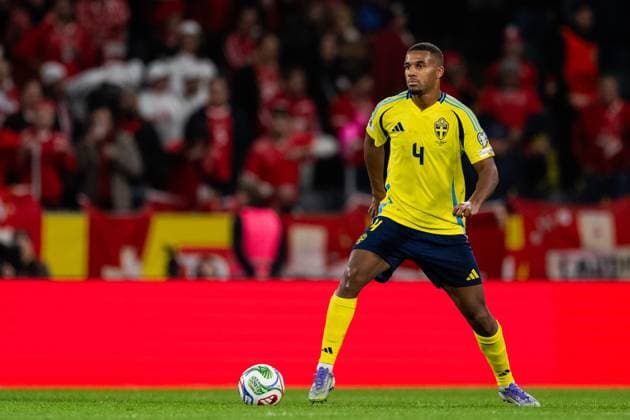 251010 Isak Hien of Sweden during the FIFA World Cup, WM, Weltmeisterschaft, Fussball Qualifier football match between Sweden and Switzerland on October 10, 2025 in Stockholm. Photo: Joel Marklund BILDBYRAN kod JM JM0740 bbeng fotboll football soccer fotball vm-kval kval fifa world cup qualifier qualifier qualification sverige sweden sverige a schweiz switzerland Copyright: JOELxMARKLUND BB251010JM165