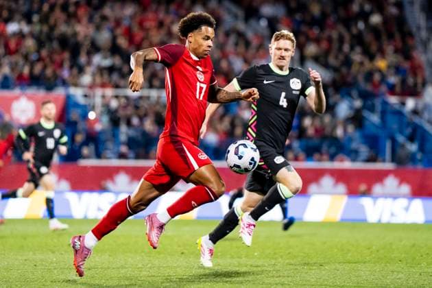 October 10, 2025, Montreal, Pq, CANADA: Canada s Tajon Buchanan (17) moves past Australia s Kye Rowles (4) during first half International Friendly, Länderspiel, Nationalmannschaft soccer action in Montreal, on Friday, October 10, 2025. Canada News - October 10, 2025 - ZUMAc35_ 20251010_zaf_c35_119 Copyright: xChristopherxKatsarovx