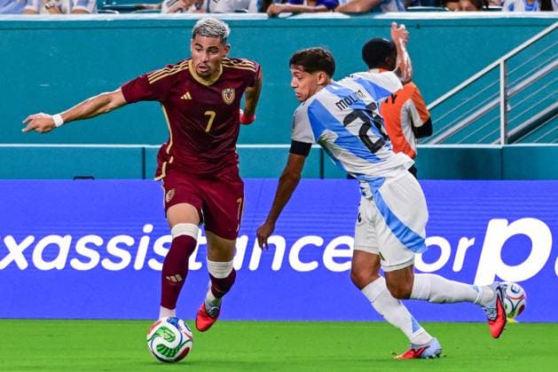 Nahuel Molina (R) of Argentina vies for the ball with Gleiker Mendoza (L) of Venezuela in a friendly match between Argentina and Venezuela at Hard Rock Stadium in Miami, USA, 10 October 2025. International Friendly, Länderspiel, Nationalmannschaft Argentina vs Venezuela !ACHTUNG: NUR REDAKTIONELLE NUTZUNG!  Copyright: xGiorgioxVierax AME6980 20251011-55018191828_1