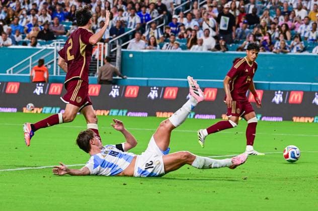 Nico Paz (L) from Argentina kicks a ball during a friendly match between Argentina and Venezuela at Hard Rock Stadium in Miami, USA, 10 October 2025. International Friendly, Länderspiel, Nationalmannschaft Argentina vs Venezuela !ACHTUNG: NUR REDAKTIONELLE NUTZUNG!  Copyright: xGiorgioxVierax AME6996 20251011-55018191840_1