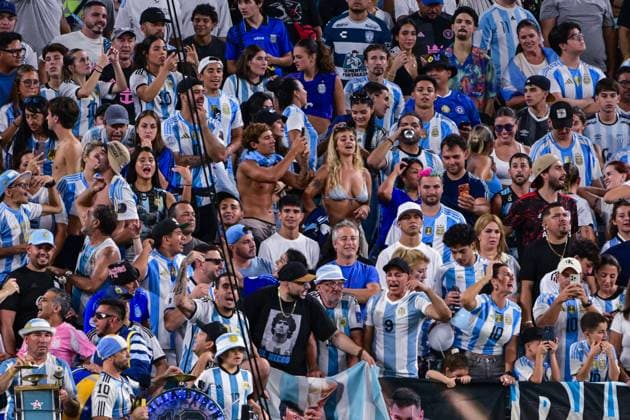 Argentine fans cheer during in a friendly match between Argentina and Venezuela at Hard Rock Stadium in Miami, USA, 10 October 2025. International Friendly, Länderspiel, Nationalmannschaft Argentina vs Venezuela !ACHTUNG: NUR REDAKTIONELLE NUTZUNG!  Copyright: xGiorgioxVierax AME6989 20251011-55018191843_1