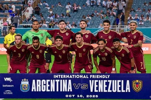 Players from Venezuela line up before in a friendly match between Argentina and Venezuela at Hard Rock Stadium in Miami, USA, 10 October 2025. International Friendly, Länderspiel, Nationalmannschaft Argentina vs Venezuela !ACHTUNG: NUR REDAKTIONELLE NUTZUNG!  Copyright: xGiorgioxVierax AME7006 20251011-55018191846_1