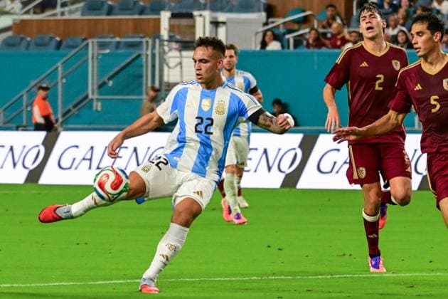 Lautaro Martinez (L) of Argentina kicks the ball during a friendly match between Argentina and Venezuela at Hard Rock Stadium in Miami, USA, 10 October 2025. International Friendly, Länderspiel, Nationalmannschaft Argentina vs Venezuela !ACHTUNG: NUR REDAKTIONELLE NUTZUNG!  Copyright: xGiorgioxVierax AME6995 20251011-55018191835_1