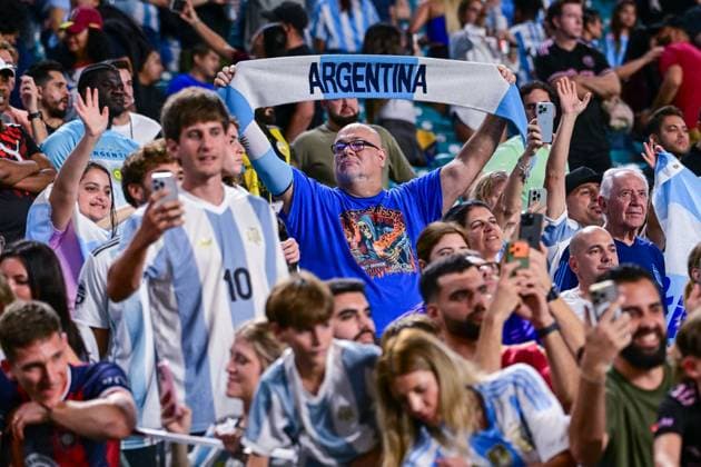 Argentine fans cheer during in a friendly match between Argentina and Venezuela at Hard Rock Stadium in Miami, USA, 10 October 2025. International Friendly, Länderspiel, Nationalmannschaft Argentina vs Venezuela !ACHTUNG: NUR REDAKTIONELLE NUTZUNG!  Copyright: xGiorgioxVierax AME7005 20251011-55018191844_1