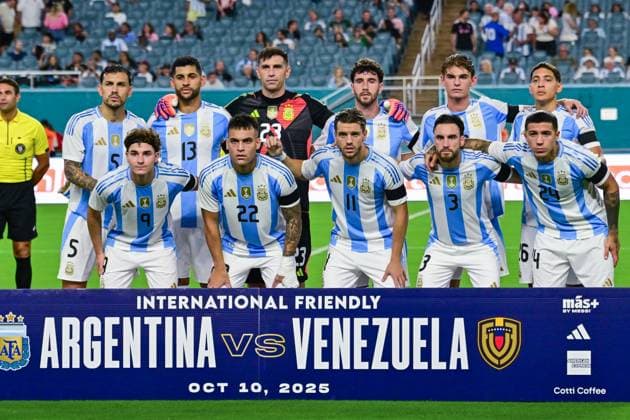 Players from Argentina line up before in a friendly match between Argentina and Venezuela at Hard Rock Stadium in Miami, USA, 10 October 2025. International Friendly, Länderspiel, Nationalmannschaft Argentina vs Venezuela !ACHTUNG: NUR REDAKTIONELLE NUTZUNG!  Copyright: xGiorgioxVierax AME7007 20251011-55018191847_1