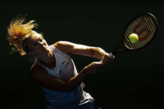 (251011) -- BEIJING, Oct. 11, 2025 -- Katerina Siniakova of the Czech Republic hits a return during the women s singles quarterfinal match against Jessica Pegula of the United States at the 2025 Wuhan Open tennis tournament in Wuhan, central China s Hubei Province, Oct. 10, 2025. ) XINHUA PHOTOS OF THE DAY XiaoxYijiu 