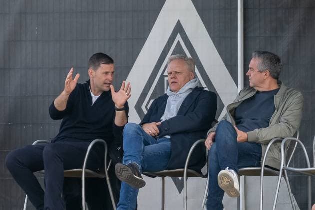 10.10.2025, Fussball: Freundschaftsspiel, Borussia Moenchengladbach - SC Preussen Muenster, Saison 2025 2026, Fohlenplatz am Borussia Park in Moenchengladbach. David Zibung (Borussia Moenchengladbach, Sportkoordinator Lizenz) mit Dr. Stefan Stegemann (Borussia Moenchengladbach, Geschaeftsfuehrer) und Markus Aretz (Borussia Moenchengladbach, Geschaeftsfuehrer u. Kommunikation) im Gespraech. Foto: Kirchner-Media Thomas Haesler Copyright: xKirchner-Media ThomasxHaeslerx
