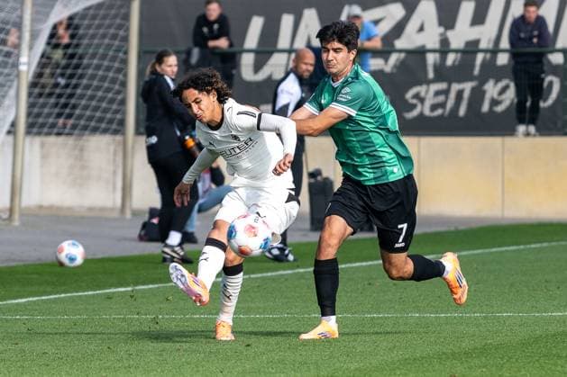 10.10.2025, Fussball: Freundschaftsspiel, Borussia Moenchengladbach - SC Preussen Muenster, Saison 2025 2026, Fohlenplatz am Borussia Park in Moenchengladbach. Zweikampf zwischen Wael Mohya (Borussia Moenchengladbach, 36) und Batuhan Sertedemir (SC Preussen Muenster, 07). Foto: Kirchner-Media Thomas Haesler Copyright: xKirchner-Media ThomasxHaeslerx