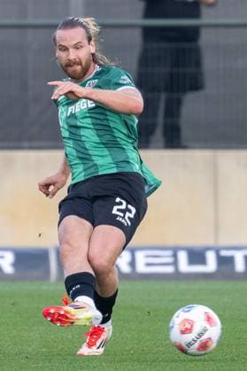 10.10.2025, Fussball: Freundschaftsspiel, Borussia Moenchengladbach - SC Preussen Muenster, Saison 2025 2026, Fohlenplatz am Borussia Park in Moenchengladbach. Jannis Heuer (SC Preussen Muenster, 22) spielt den Ball. Foto: Kirchner-Media Thomas Haesler Copyright: xKirchner-Media ThomasxHaeslerx