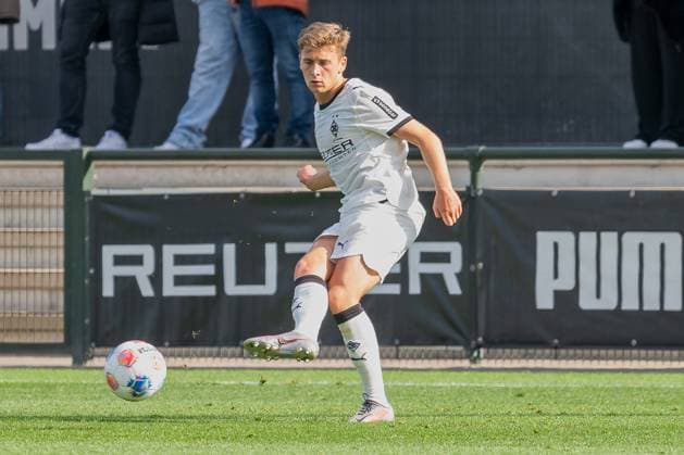 10.10.2025, Fussball: Freundschaftsspiel, Borussia Moenchengladbach - SC Preussen Muenster, Saison 2025 2026, Fohlenplatz am Borussia Park in Moenchengladbach. Oscar Fraulo (Borussia Moenchengladbach, 22) hat den Ball gespielt. Foto: Kirchner-Media Thomas Haesler Copyright: xKirchner-Media ThomasxHaeslerx