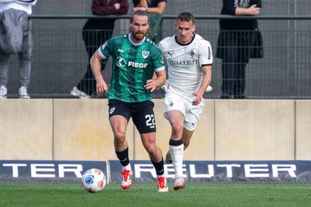 10.10.2025, Fussball: Freundschaftsspiel, Borussia Moenchengladbach - SC Preussen Muenster, Saison 2025 2026, Fohlenplatz am Borussia Park in Moenchengladbach. Zweikampf zwischen Jannis Heuer (SC Preussen Muenster, 22) und Jan Urbich (Borussia Monechengladbach, 40). Foto: Kirchner-Media Thomas Haesler Copyright: xKirchner-Media ThomasxHaeslerx
