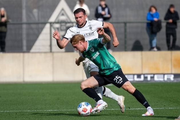 10.10.2025, Fussball: Freundschaftsspiel, Borussia Moenchengladbach - SC Preussen Muenster, Saison 2025 2026, Fohlenplatz am Borussia Park in Moenchengladbach. Zweikampf zwischen Kevin Stoeger (Borussia Moenchengladbach, 07) und Luca Bolay (SC Preussen Muenster, 25). Foto: Kirchner-Media Thomas Haesler Copyright: xKirchner-Media ThomasxHaeslerx