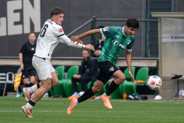 10.10.2025, Fussball: Freundschaftsspiel, Borussia Moenchengladbach - SC Preussen Muenster, Saison 2025 2026, Fohlenplatz am Borussia Park in Moenchengladbach. Zweikampf zwischen Nico Vidic (Borussia Moenchengladbach, 46) und Batuhan Sertedemir (SC Preussen Muenster, 07). Foto: Kirchner-Media Thomas Haesler Copyright: xKirchner-Media ThomasxHaeslerx