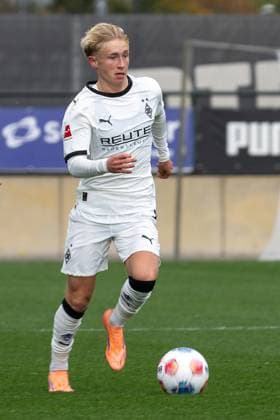 10.10.2025, Fussball: Freundschaftsspiel, Borussia Moenchengladbach - SC Preussen Muenster, Saison 2025 2026, Fohlenplatz am Borussia Park in Moenchengladbach. Fritz Fleck (Borussia Moenchengladbach, 24) am Ball. Foto: Kirchner-Media Thomas Haesler Copyright: xKirchner-Media ThomasxHaeslerx