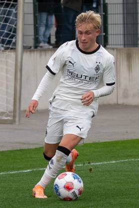 10.10.2025, Fussball: Freundschaftsspiel, Borussia Moenchengladbach - SC Preussen Muenster, Saison 2025 2026, Fohlenplatz am Borussia Park in Moenchengladbach. Fritz Fleck (Borussia Moenchengladbach, 24) am Ball. Foto: Kirchner-Media Thomas Haesler Copyright: xKirchner-Media ThomasxHaeslerx