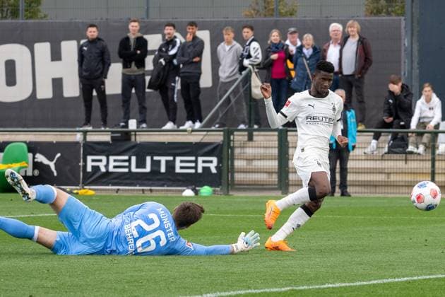 10.10.2025, Fussball: Freundschaftsspiel, Borussia Moenchengladbach - SC Preussen Muenster, Saison 2025 2026, Fohlenplatz am Borussia Park in Moenchengladbach. Iaia Manco Danfa (Borussia Moenchengladbach, 37) erzielt das Tor zum 3:1. Foto: Kirchner-Media Thomas Haesler Copyright: xKirchner-Media ThomasxHaeslerx