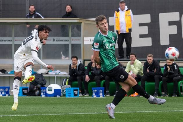 10.10.2025, Fussball: Freundschaftsspiel, Borussia Moenchengladbach - SC Preussen Muenster, Saison 2025 2026, Fohlenplatz am Borussia Park in Moenchengladbach. Can Armando Guener (Borussia Moenchengladbach, 49) hat abgezogen. Jakob Korte (SC Preussen Muenster, 39) kann den Schuss nicht verhindern. Foto: Kirchner-Media Thomas Haesler Copyright: xKirchner-Media ThomasxHaeslerx