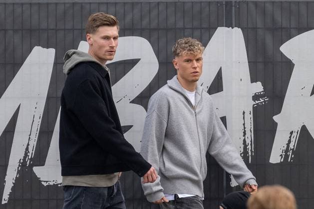 10.10.2025, Fussball: Freundschaftsspiel, Borussia Moenchengladbach - SC Preussen Muenster, Saison 2025 2026, Fohlenplatz am Borussia Park in Moenchengladbach. Moritz Nicolas (Borussia Moenchengladbach, 33) und Robin Hack (Borussia Moenchengladbach, 25) verlassen den Fohlenplatz. Foto: Kirchner-Media Thomas Haesler Copyright: xKirchner-Media ThomasxHaeslerx