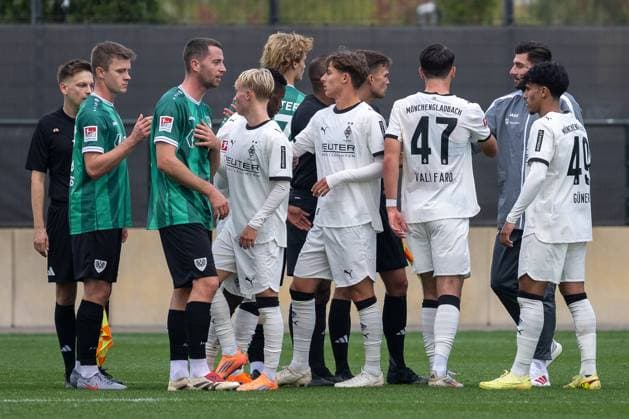 10.10.2025, Fussball: Freundschaftsspiel, Borussia Moenchengladbach - SC Preussen Muenster, Saison 2025 2026, Fohlenplatz am Borussia Park in Moenchengladbach. Die Spieler von Preussen Muenster und Borussia Moenchengladbach verabschieden sich. Foto: Kirchner-Media Thomas Haesler Copyright: xKirchner-Media ThomasxHaeslerx