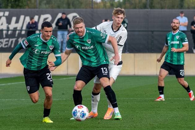 10.10.2025, Fussball: Freundschaftsspiel, Borussia Moenchengladbach - SC Preussen Muenster, Saison 2025 2026, Fohlenplatz am Borussia Park in Moenchengladbach. Zweikampf zwischen Lars Lokotsch (SC Preussen Muenster, 13) und Niklas Swider (Borussia Moenchengladbach, 39). Daneben Marco Meyerhoefer (SC Preussen Muenster, 28) und dahinter Jannis Heuer (SC Preussen Muenster, 22). Foto: Kirchner-Media Thomas Haesler Copyright: xKirchner-Media ThomasxHaeslerx