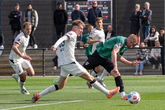 10.10.2025, Fussball: Freundschaftsspiel, Borussia Moenchengladbach - SC Preussen Muenster, Saison 2025 2026, Fohlenplatz am Borussia Park in Moenchengladbach. Zweikampf zwischen Niklas Swider (Borussia Moenchengladbach, 39) und Lars Lokotsch (SC Preussen Muenster, 13). Foto: Kirchner-Media Thomas Haesler Copyright: xKirchner-Media ThomasxHaeslerx